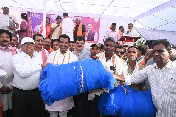 सुशासन तिहार में मछली पालक किसान नारायण व तीरथ को मिला शासन की योजनाओं का लाभ