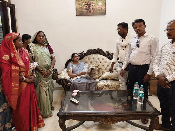 सुशासन तिहार हादसे में घायल लोगो के बेहतर इलाज की मांग, सरपंच संघ ने प्रभारी सचिव को सौंपा ज्ञापन