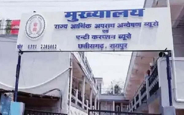 दो जिलों में एसीबी की बड़ी कार्रवाई: रिश्वत लेते दो बाबू गिरफ्तार