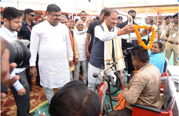 &rsquo;जब मुख्यमंत्री श्री साय ने थामा हाथ, तो दिव्यांग हितग्राही की जिंदगी में लौटी उम्मीद की रौशनी&rsquo;