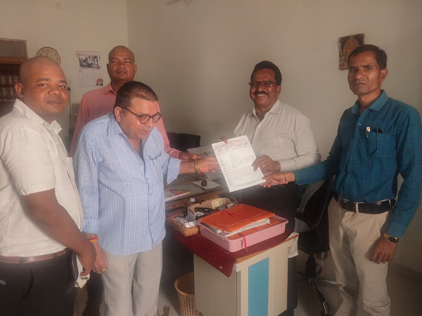 राजस्व अधिकारी प्रकरण पर गरमाई सियासत: कार्रवाई की मांग को लेकर पटवारी संघ ने सौंपा ज्ञापन, चेतावनी&mdash;न्याय नहीं मिला तो होगा आंदोलन