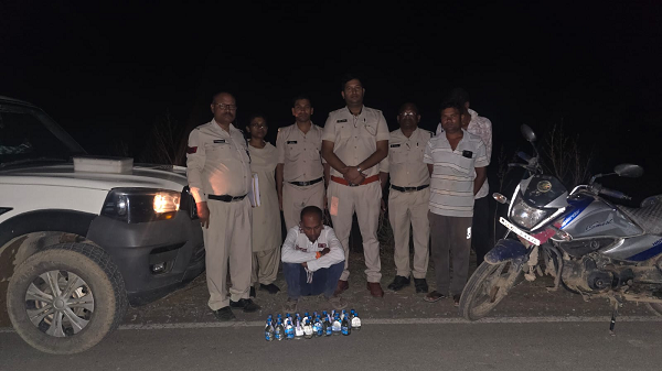 **अवैध शराब के परिवहन करते आरोपी गिरफ्तार* --आबकारी विभाग की कार्रवाई आरोपी  वाहन सहित मदिरा जप्त-