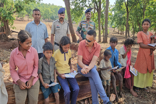 पुलिस अधीक्षक धर्मेन्द्र सिंह ने वनांचल में लगाई जनचौपाल, ग्रामीणों की समस्याएं सुनीं और बच्चों को वितरित की शैक्षणिक सामग्री।