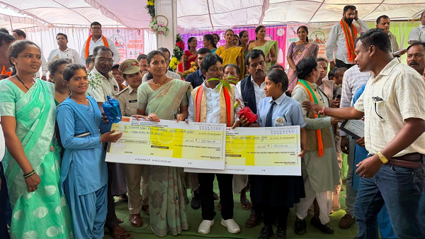 &rsquo;बस्तर की बेटियों ने पेश की सफलता की मिसाल, तेंदूपत्ता संग्राहक परिवारों की रुद्राणी और डालेश्वरी ने बढ़ाई अंचल की शान&rsquo;