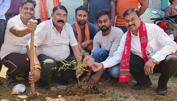 "एक पेड़ माँ के नाम&rdquo; अभियान के तहत भाजपा कार्यकर्ताओं ने किया वृक्षारोपण