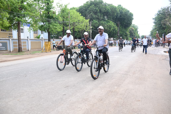 उप मुख्यमंत्री श्री अरुण साव ने सायकल चलाकर फिट रहने और पर्यावरण संरक्षण का दिया संदेश