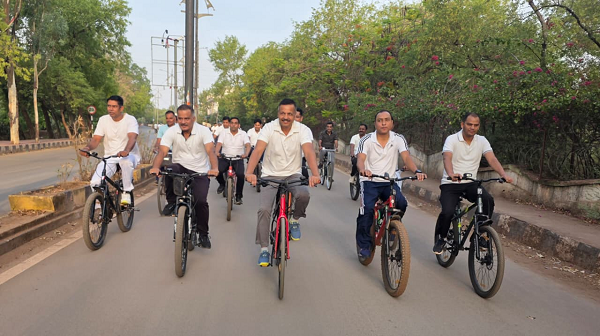 "विश्व साइकिल दिवस पर कबीरधाम पुलिस का फिटनेस संदेश, पुलिस अधीक्षक धर्मेन्द्र सिंह के नेतृत्व में निकली साइकिल रैली"
