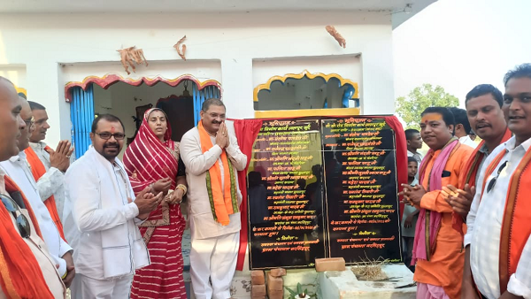 सांसद संतोष पांडेय ने लालपुर खुर्द में विकास निर्माण कार्यों का किया भूमिपूजन 