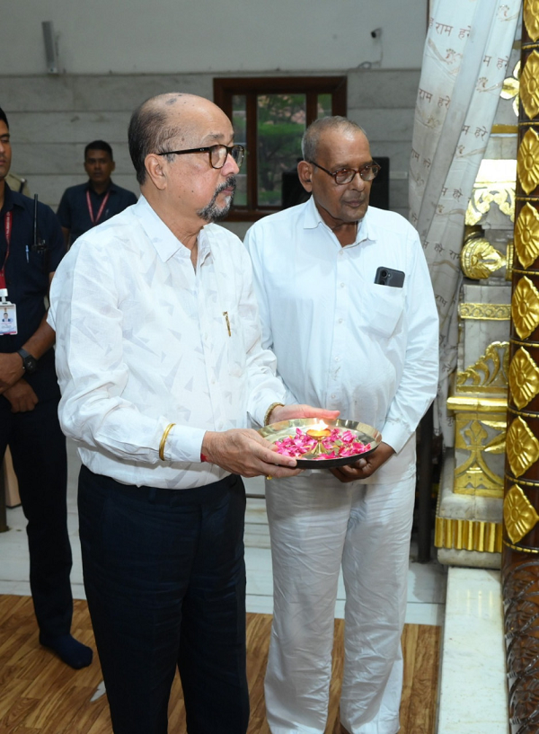 राज्यपाल श्री डेका ने श्री राम मंदिर में की पूजा-अर्चना