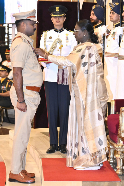 वित्त मंत्री श्री ओपी चौधरी ने शौर्य चक्र से सम्मानित छत्तीसगढ़ पुलिस के जांबाज अधिकारियों को दी बधाई