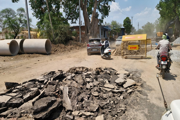 सांसद संतोष पांडेय के निरीक्षण के बाद सड़क का निर्माण कार्य प्रारंभ, सांसद ने गत दिवस पोंडी में राष्ट्रीय राजमार्ग अंतर्गत निर्माणाधीन नाली निर्माण कार्य का किया था निरीक्षण, सड़क निर्माण कार्य शीघ्र शुरू करने दिए थे निर्देश