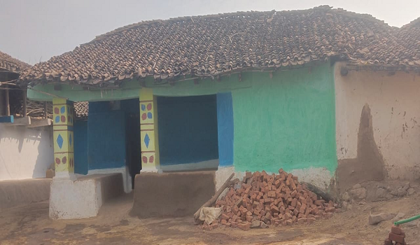 पुराने कच्चे मकान में रह रहे हितग्राही, फिर किस आधार पर पूरी हुई पीएम आवास योजना, 