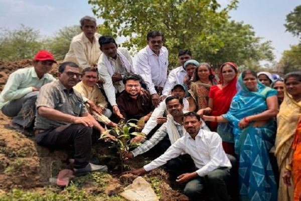 एक पेड़ मां के नाम अभियान के तहत किया गया वृक्षारोपण