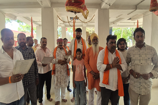 प्रधानमंत्री मोदी के 12 वर्ष पूर्ण होने पर गरियाबंद के मंदिरों में हुआ भव्य आरती एवं प्रार्थना