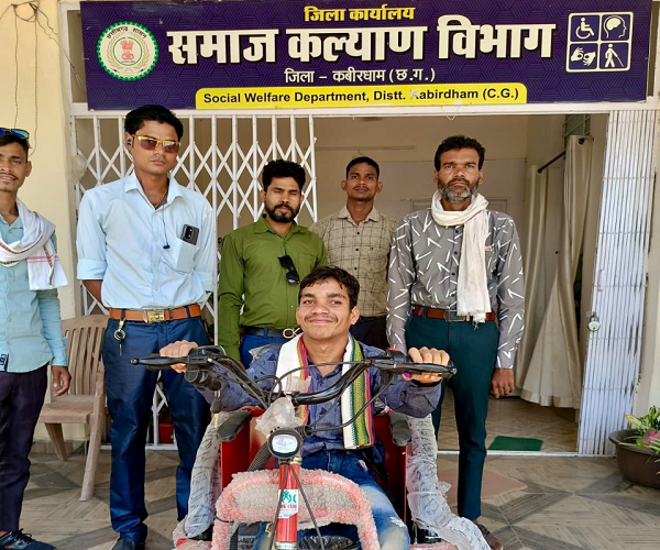 दिव्यांग मनुराज को मिला संबल, मोटराइज्ड ट्राईसाइकिल से अब शिक्षा की राह होगी आसान
