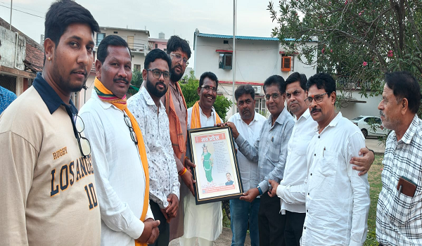 नव प्रदेश के ब्यूरो चीफ जीवन एस. साहू ने विधायक रोहित साहू को भेंट की छत्तीसगढ़ महतारी की प्रतिमा