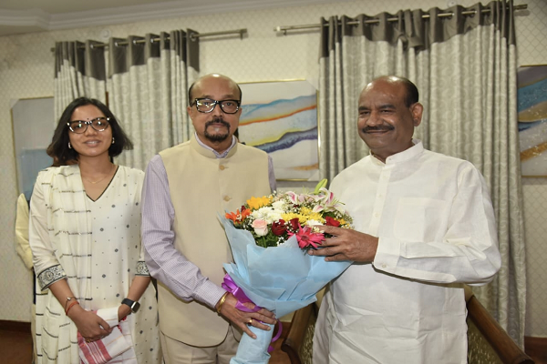  राज्यपाल श्री रमेन डेका ने किया लोकसभा अध्यक्ष श्री बिड़ला का आत्मीय स्वागत