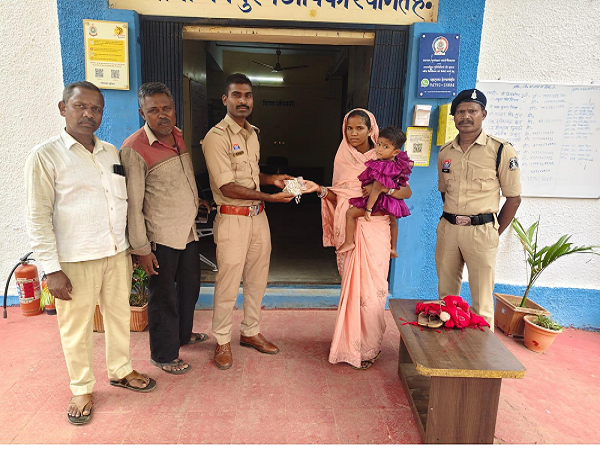 गरियाबंद पुलिस की तत्परता, महिला की गुम हुई चांदी की करधन महज 20 मिनट में खोजकर किया गया सुपुर्द।