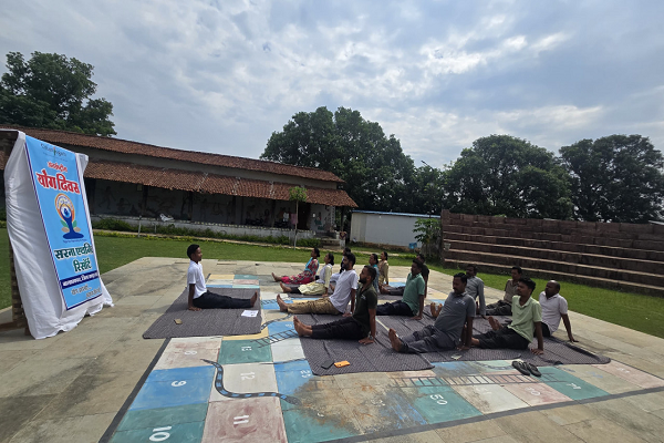  जशपुर के प्राकृतिक वातावरण में सरना एथनिक रिजॉर्ट के कर्मचारियों और पर्यटकों ने किया सामूहिक योगाभ्यास