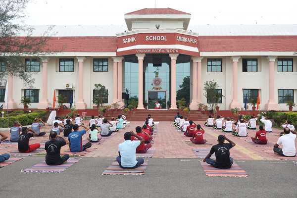  सैनिक स्कूल अंबिकापुर में उत्साहपूर्वक मनाया गया अंतर्राष्ट्रीय योग दिवस