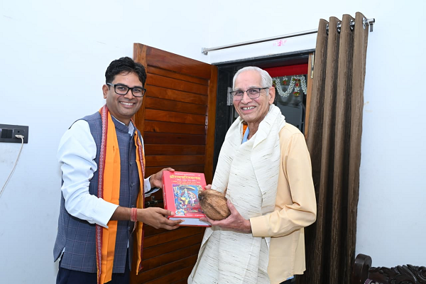 सेवा, सुशासन और जनसंवाद के 12 वर्ष : वित्त मंत्री श्री ओ.पी. चौधरी ने वरिष्ठ नागरिक श्री रवि मिश्रा से की आत्मीय भेंट