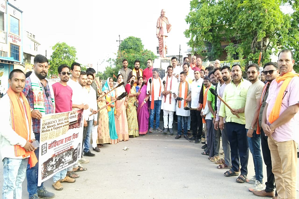 आपातकाल की बरसी की पूर्व संध्या पर भाजपा ने निकाली मशाल रैली