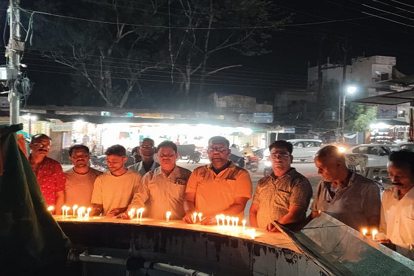 लखनऊ अग्निकांड मे कैंडल जलाकर  छात्र-छात्राओं को श्रद्धांजलि अर्पित की मेडिकल टीम