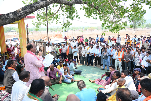  उप मुख्यमंत्री अरुण साव ने वनांचल के 8 गांवों में जनचौपाल लगाकर सुनी ग्रामीणों की समस्या  एं