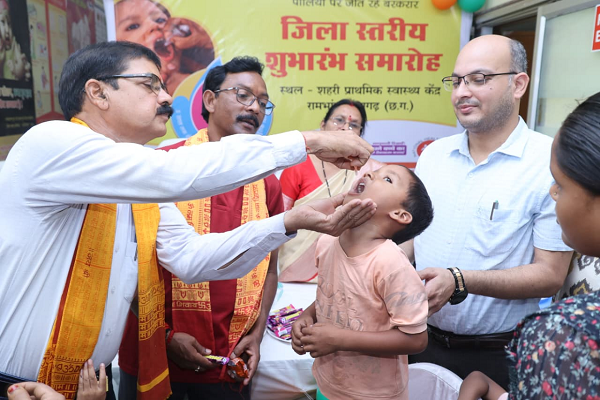  महापौर एवं सभापति ने बच्चों को पिलाई पोलियो की दो बूंद, अभियान का हुआ शुभारंभ