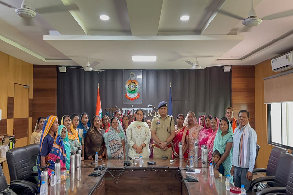  पुलिस अधीक्षक के द्वारा ग्राम बारूका के महिलाओं को किया सम्मानित।