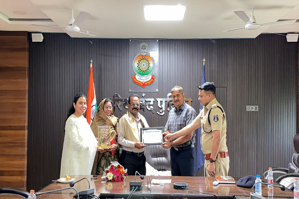 गरियाबंद पुलिस परिवार की ओर से सहायक उप निरीक्षक अषोक कुमार मेश्राम जी को दी गई ससम्मान विदाई एवं शुभकामनांए।
