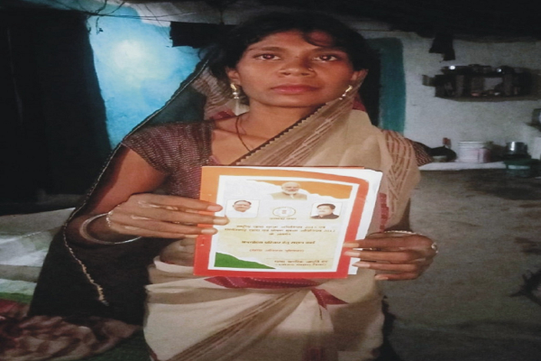  सीएम हेल्पलाइन 1076 से श्रीमती तीजन बाई को मिला नया राशन कार्ड