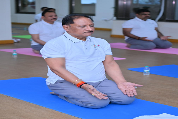 चिंतन शिविर 3.0: योग से हुई नई सुबह, मुख्यमंत्री विष्णु देव साय ने दिया स्वस्थ और संतुलित जीवन का संदेश