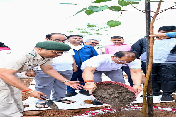 मुख्यमंत्री श्री विष्णु देव साय ने एक पेड़ माँ के नाम अभियान के तहत किया पौधारोपण