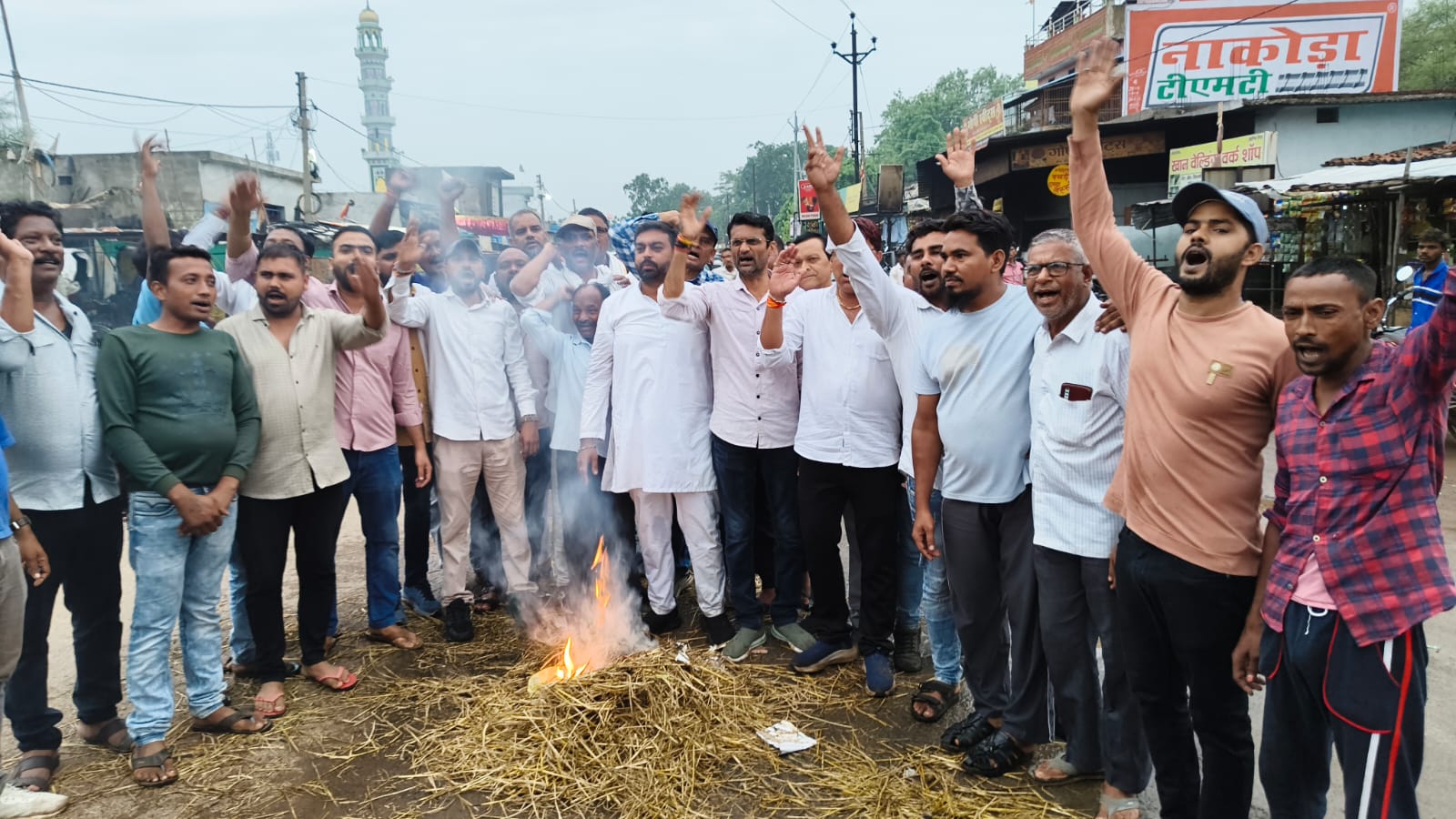 नकटी प्रभावित परिवारों को न्याय दिलाने मंडल कांग्रेस कमेटी धरसींवा ने किया विधायक अनुज शर्मा का पुतला दहन