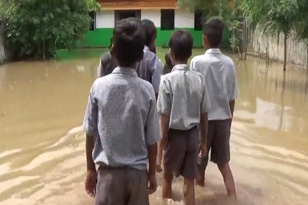 बारिश में तालाब बना स्कूल परिसर, जलभराव से बच्चों की जान पर मंडराया खतरा
