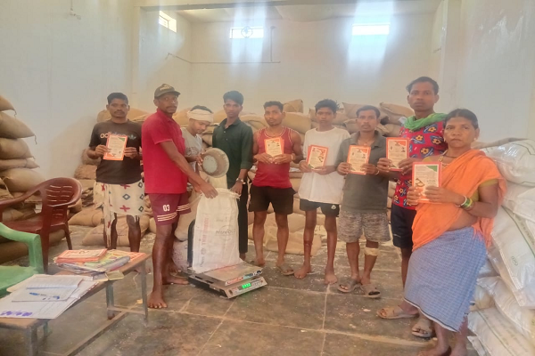 दुर्गम गांवों तक ट्रैक्टर से पहुंचाया गया तीन माह का राशन, 151 परिवारों को मिला खाद्यान्न
