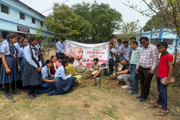 सरदार पटेल जयंती पर पुलिस का जन जागरूकता पखवाड़ा; शासकीय सेजेस विद्यालय में छात्र-छात्राओं को मिले सुरक्षा और कानून के पाठ।