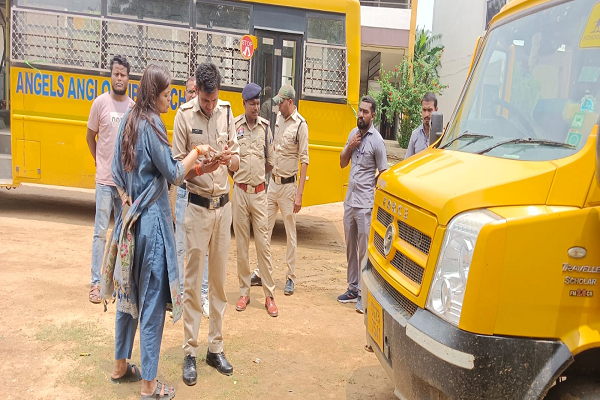  नियमों की अनदेखी करने वाली स्कूल बसों और नाबालिक वाहन चालकों पर गरियाबंद पुलिस और परिवहन विभाग की संयुक्त कार्यवाही । 