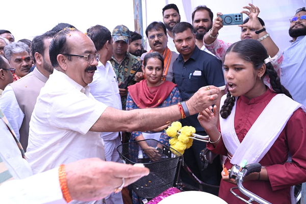  उप मुख्यमंत्री श्री अरुण साव ने शाला प्रवेश उत्सव में बच्चों को तिलक लगाकर कराया शाला प्रवेश