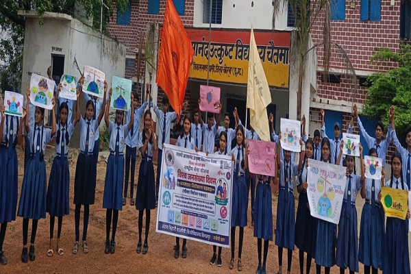 चैतमा के नौनिहालों ने नुक्कड़ नाटक और मानव श्रृंखला से दिया जनसंख्या स्थिरीकरण का संदेश