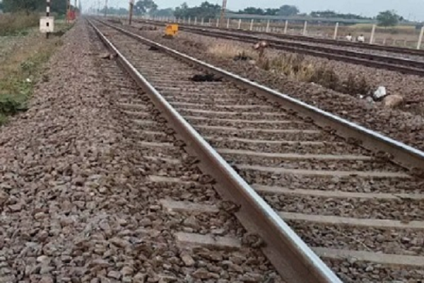 रेलवे ट्रैक पार करते समय ट्रेन की चपेट में आई महिला, मौके पर मौत