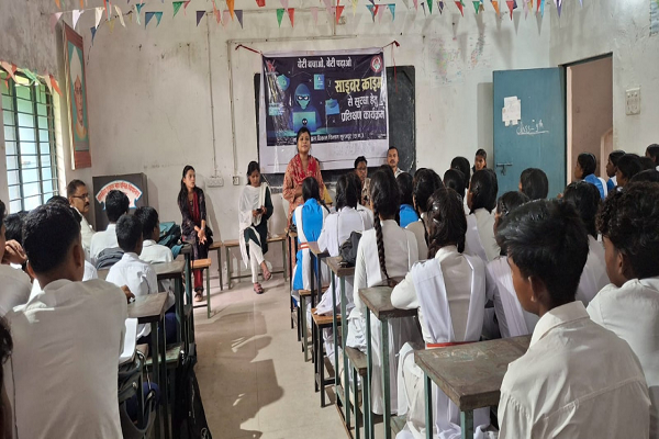बेटी बचाओ-बेटी पढ़ाओ अभियान : गिरवरगंज में छात्राओं को आत्मरक्षा, साइबर सुरक्षा और महिला अधिकारों का मिला प्रशिक्षण