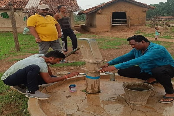 लोक स्वास्थ्य यांत्रिकी विभाग ने किया हैंडपंपों का क्लोरीनेशन