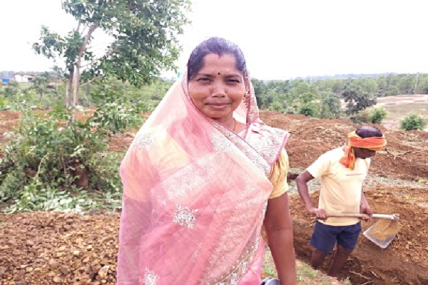 ग्राम परसगढ़ी की रानी सिंह बोलीं: 125 दिनों का रोजगार, 300 रुपये प्रतिदिन मजदूरी और 15 दिनों में भुगतान से बदला परिवार का भविष्य