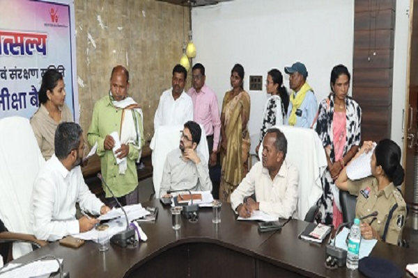 कलेक्टर जनदर्शन में प्राप्त आवेदनों का निराकरण करने दिए निर्देश