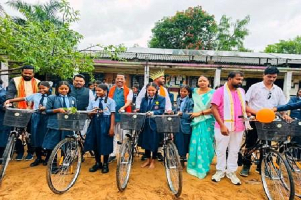 कन्या हाई स्कूल पोटाकेबिन चितालूर में 54 छात्राओं को सरस्वती साइकिल योजना के तहत मिली साइकिल