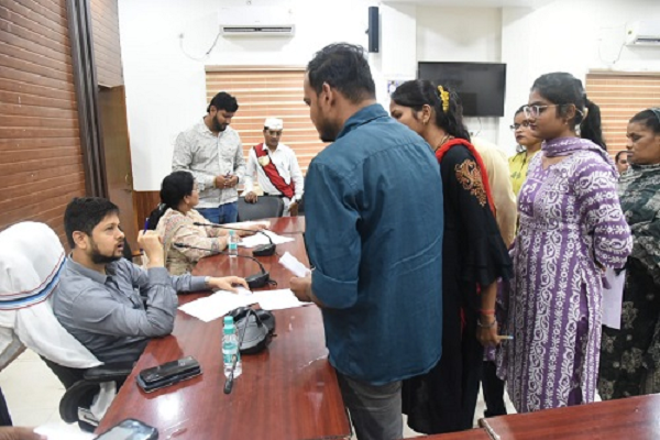 स्कूल रिकॉर्ड में जाति संशोधन की मांग, अभिभावक ने दिया जनदर्शन में आवेदन