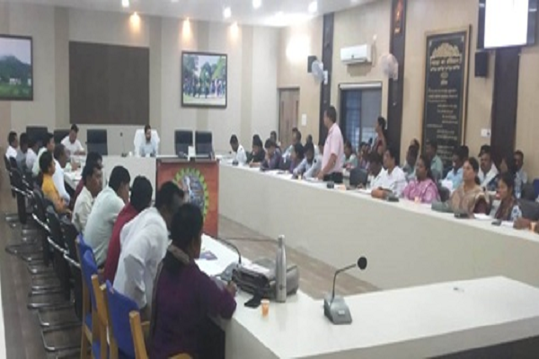 प्रधानमंत्री आवास योजना की प्रगति की समीक्षा करने जिला पंचायत सीईओ ने ली बैठक