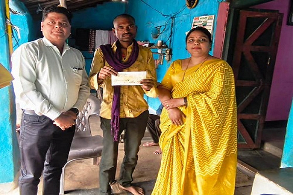 छत्तीसगढ़ छात्र सुरक्षा बीमा योजना के तहत परिजनों को एक-एक लाख रूपए का चेक प्रदान किया गया
